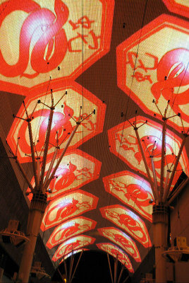 Fremont Experience彩幻天幕步行街一帶，人氣極旺，圖為慶祝中國年的影音秀。(記者馮鳴台提供
