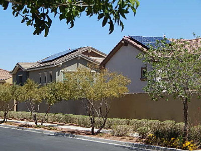 新房子用太陽能，建商帶領新潮流。(照片由吳維安提供)
